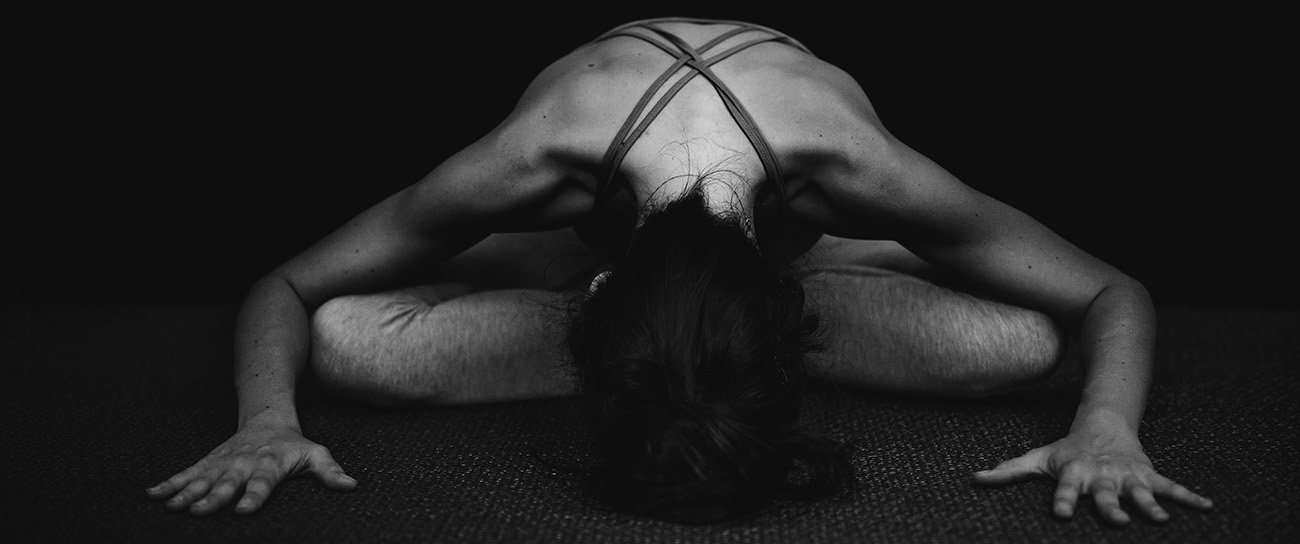 Frau bei Yin Yoga